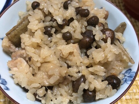 土鍋で炊く むかごと鶏の炊き込みご飯